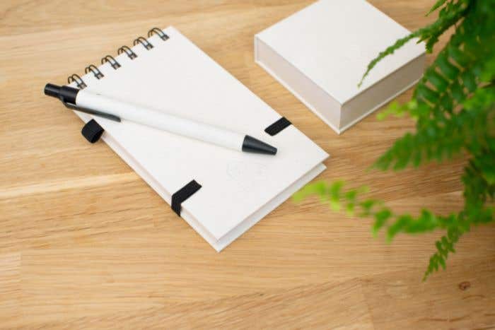 Carnet de notes Milky Note | A6 | Recyclé | 70 pages | Uni | Avec stylo
