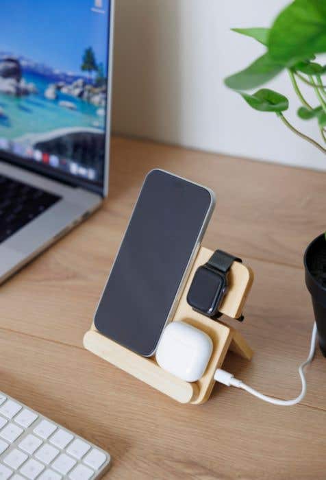 Chargeur sans fil Tribu | Bambou FSC® | 3-en-1 | Avec support pour téléphone
